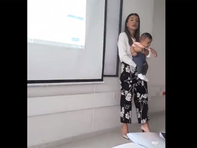 Maestra carga a bebé de alumna para que pueda tomar clase