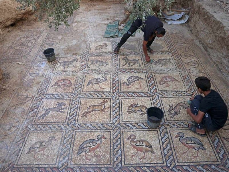 Campesino encuentra invaluable obra de arte… un mosaico bizantino ¡bajo su jardín!