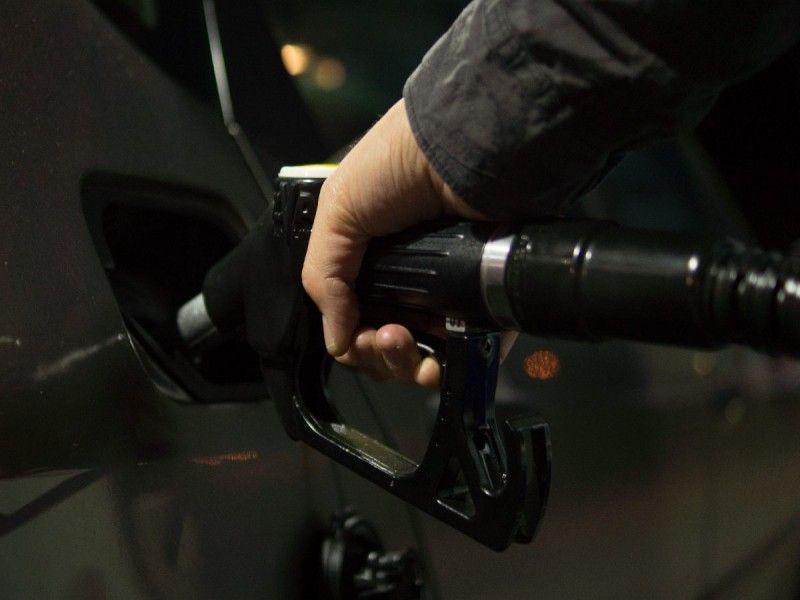 ¿Cómo saber si le entró agua al tanque de gasolina de tu auto?