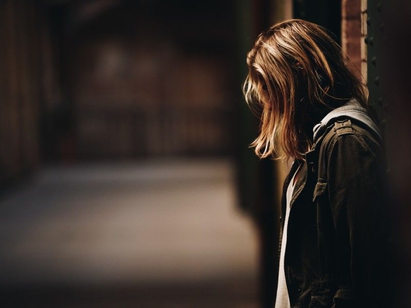 Mujer denuncia a novio por violencia machista, él cambia de género y la libra