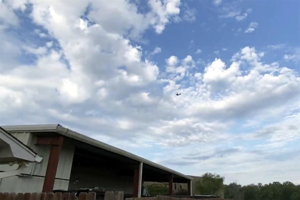 Amaga piloto con chocar avioneta en Walmart; lo detienen