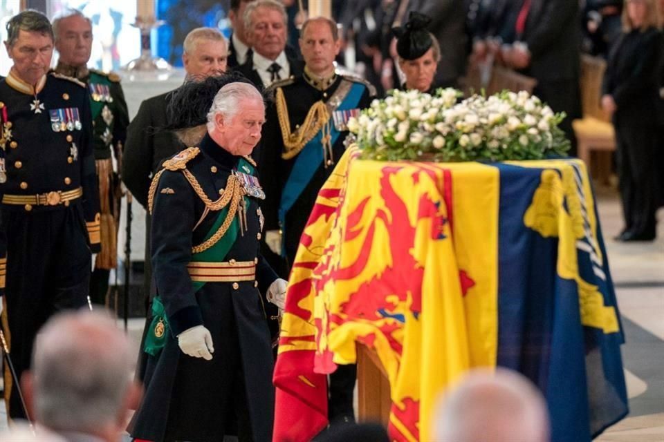Miles despiden a Reina Isabel II en Escocia