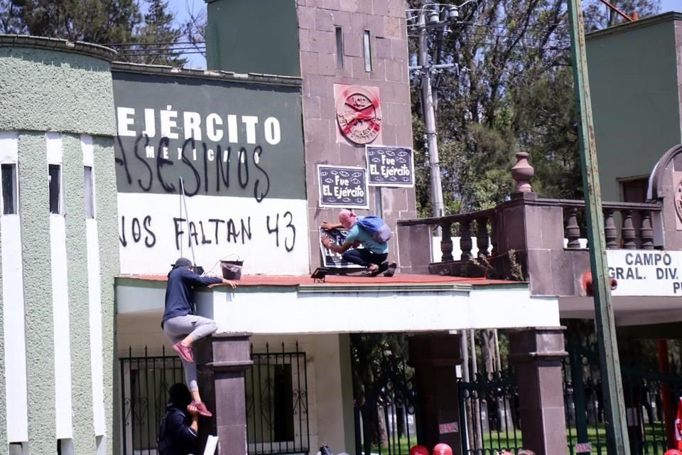 Normalistas protestan en Campo Militar; algunos hacen pintas