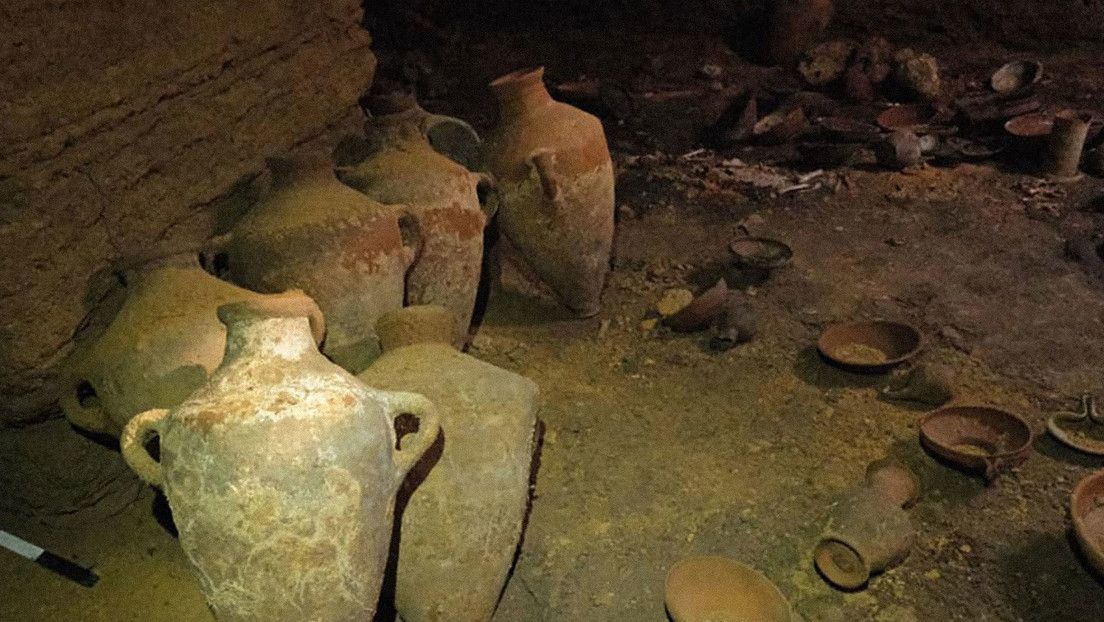 Descubren en Israel una cueva funeraria intacta de 3.300 años