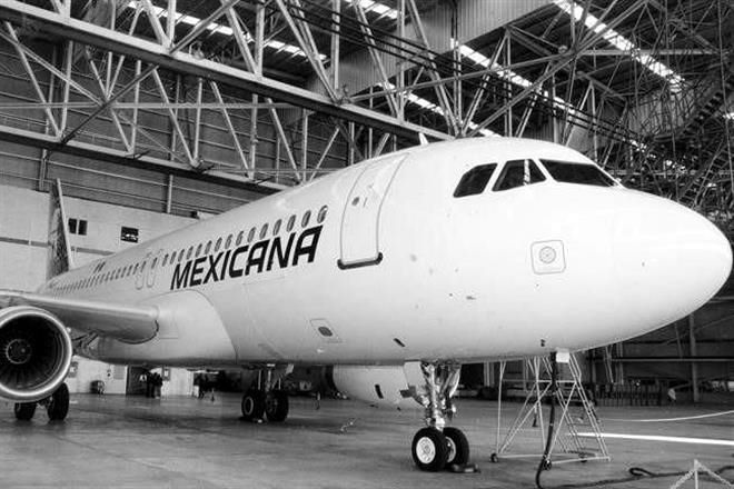 Jubilados de Mexicana de Aviación bloquean acceso al AICM