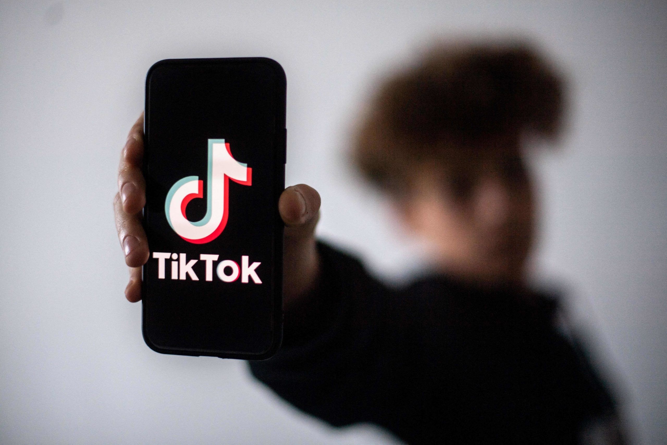 El motor de búsqueda de TikTok ofrece repetidamente información errónea a su base de usuarios mayoritariamente jóvenes, según un informe