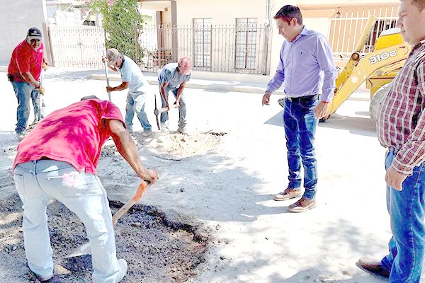 Supervisa Hugo obra de bacheo