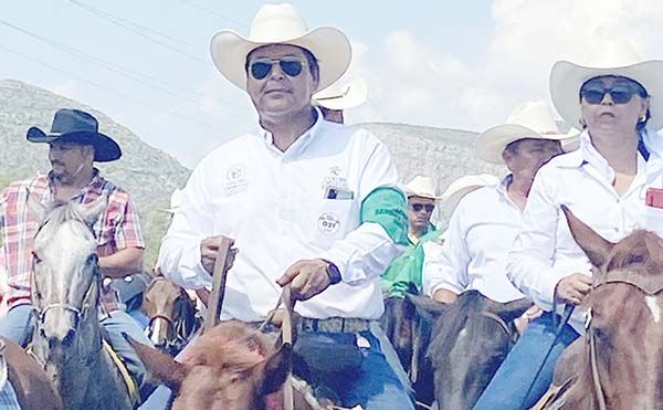 Participa Beto en cabalgata