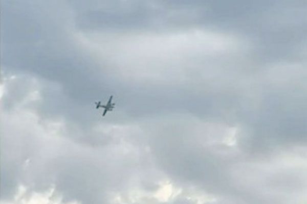Aterriza piloto que amenazó con estrellar avión en EU y es detenido