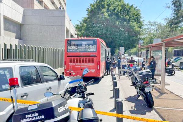 Abaten a hombre que tomó un rehén en autobús de Guadalajara