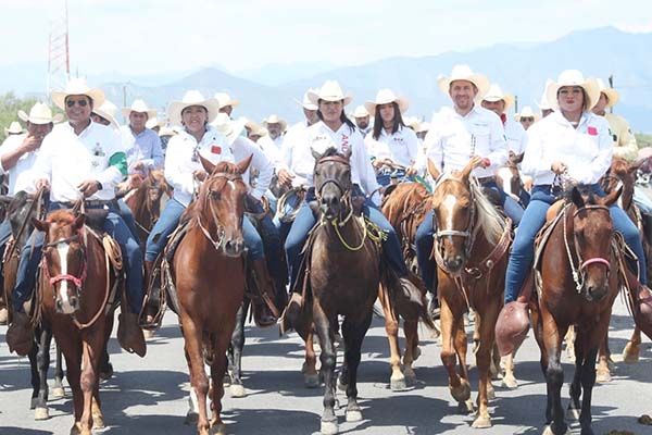 Une la cabalgata a SB con Nadadores