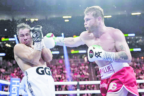 Vence ‘Canelo’ a Golovkin en pelea de pocas emociones