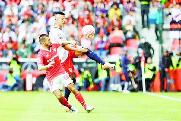 Iguala Chivas con Toluca por ‘culpa’ del VAR