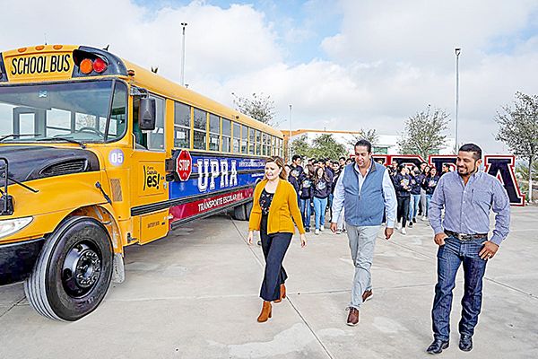 Entrega Chema Morales camión escolar a UPRA