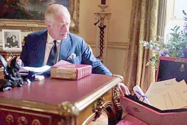 Publican foto del rey Carlos III realizando sus deberes oficiales