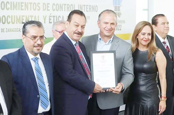 Entregan reconocimientos a organismos con “Ética”