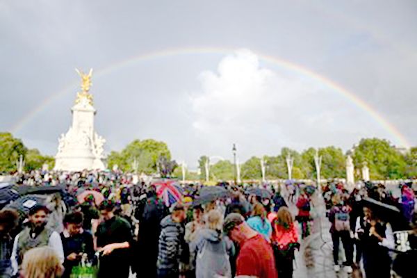 Británicos lloran a la reina eterna
