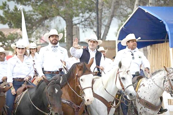 Representa Beto a CC en cabalgata de Arteaga