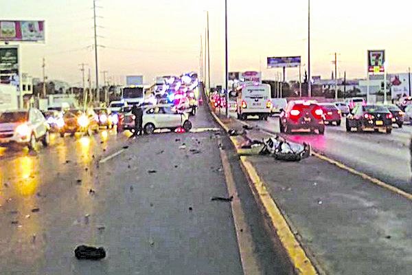 Acelera, invade carril y choca