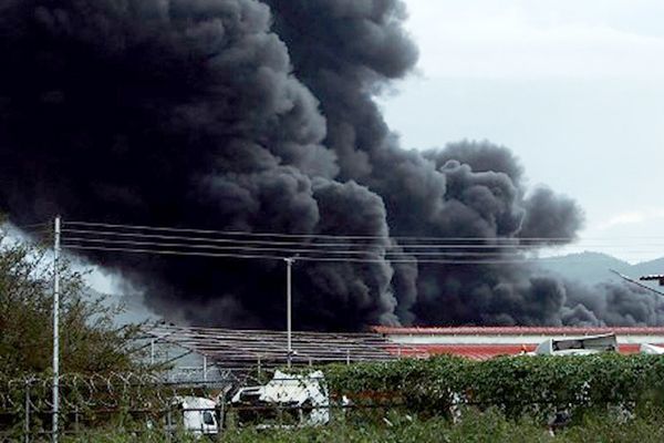 Rayo impacta refinería de Venezuela y provoca fuerte incendio