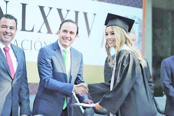 Apadrina Manolo Jiménez a alumnos de Jurisprudencia