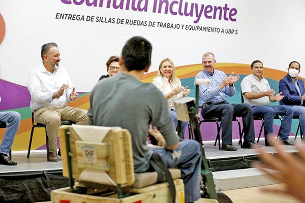 Sigue Marcela apoyando a personas con discapacidad