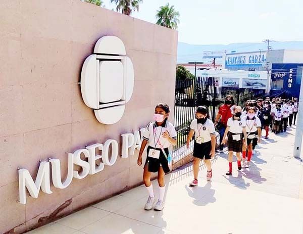 Disfrutan alumnos de exposición en museo