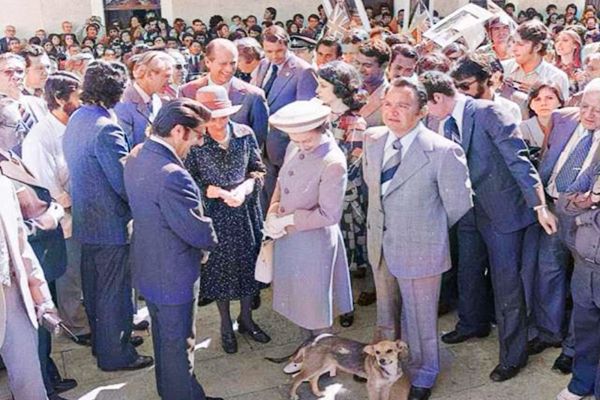 Cuando Isabel II paseó en el mercado y bailó «La Cucaracha» en México