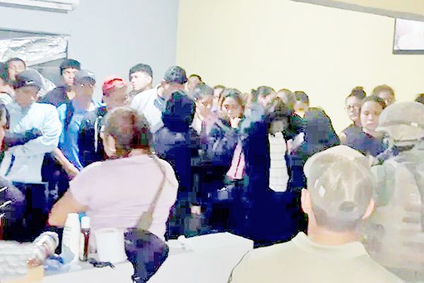 Descubren caravana de vehículos en la que viajaban 47 migrantes en Nuevo León