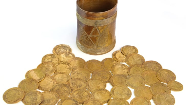 Encuentran monedas antiguas por valor de hasta US$ 290.000 bajo el piso de la cocina