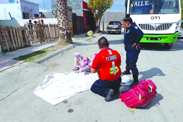 Mata camión a niña en triciclo