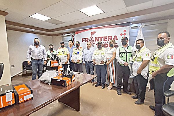 Entregan uniformes a Transporte y Vialidad