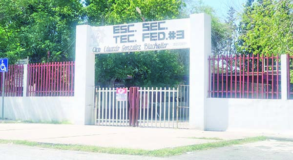 Golpean a estudiante frente a secundaria 3
