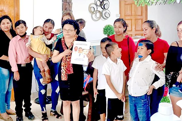 Invita fundación a apadrinar un niño