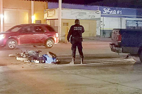 Se impacta moto contra camioneta