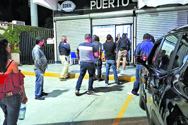 Agrede ex policía a su pareja en restaurante