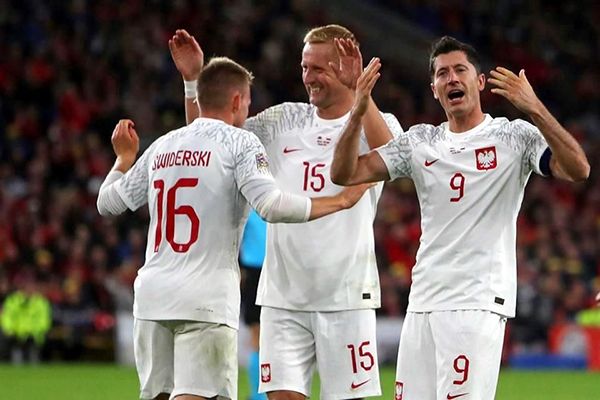 Saca Lewandowski la clase y sirve para el triunfo de Polonia