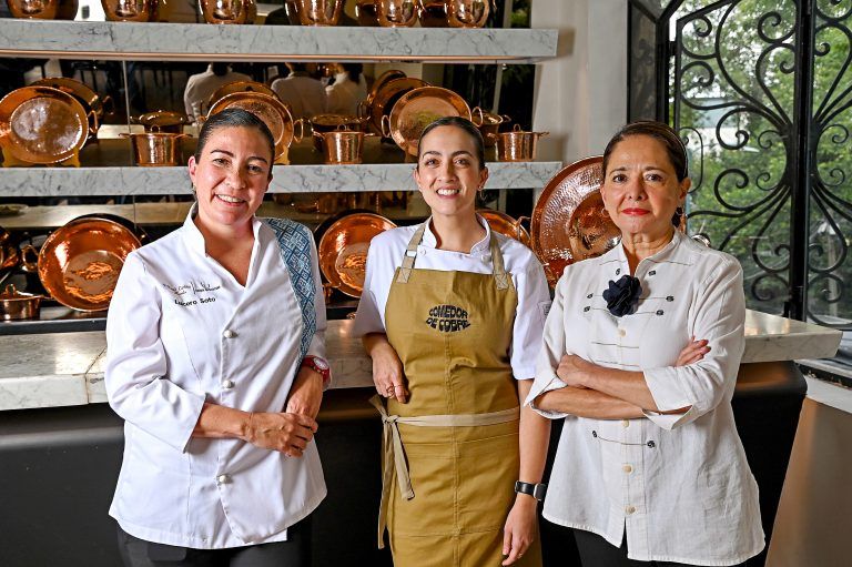 Cocineras michoacanas forjadas en cobre