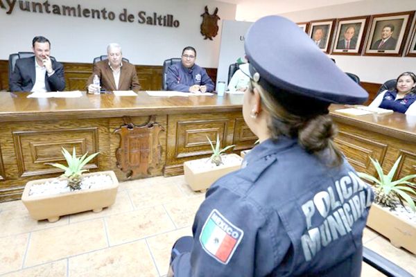 Promueven grados de policía por oposición