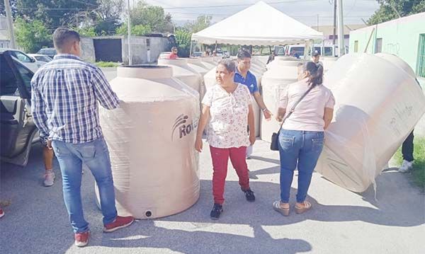 Benefician a 800 con entrega de tinacos
