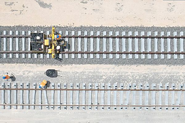 Presume AMLO instalación de rieles del Tren Maya