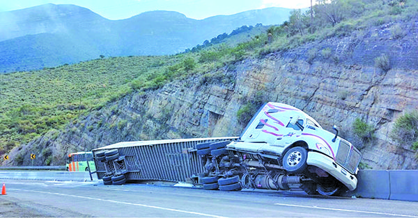 Vuelca trailero en Los Chorros