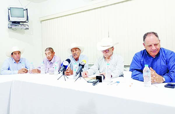 “Secuestra” ex líder ganadero instalaciones de la asociación