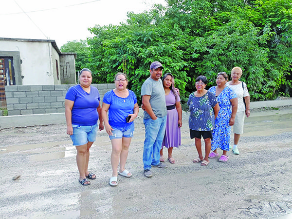 Pausan pavimentación y se inundan viviendas
