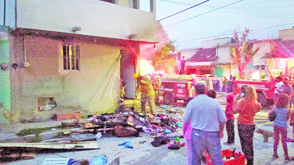 Se quema casa en Praderas del Sur