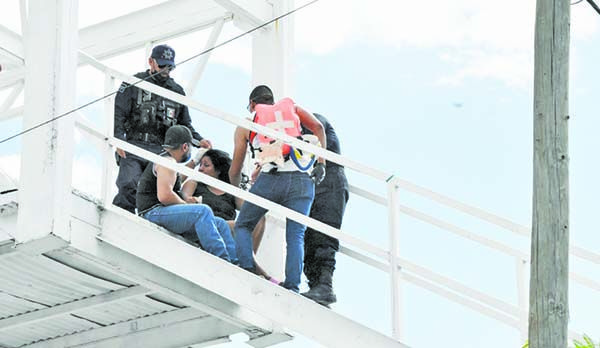 BUSCA MUJER MATARSE TIRÁNDOSE DE PUENTE