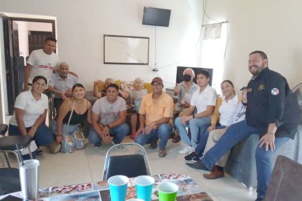 Festejan jóvenes a abuelos del asilo
