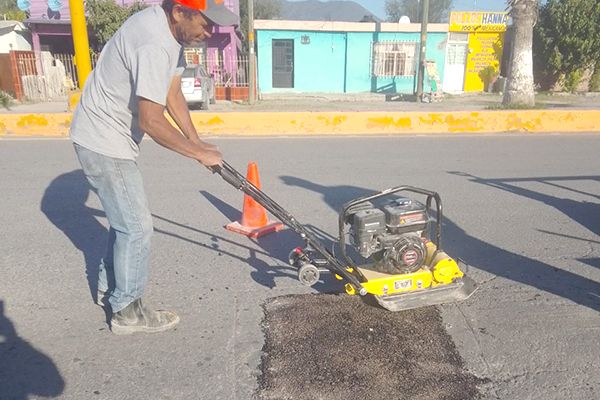Llega carpeta asfáltica agiliza Castaños bacheo