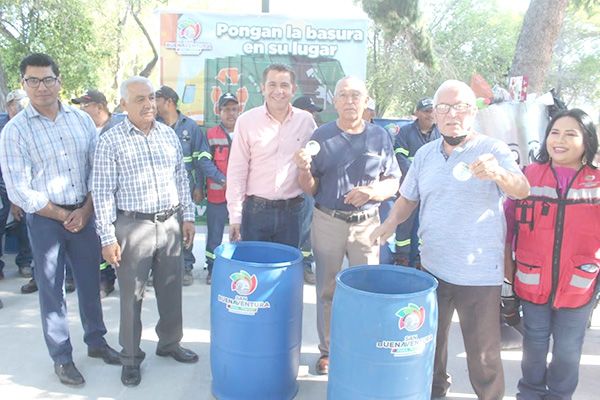 Entregan botes de basura en SB