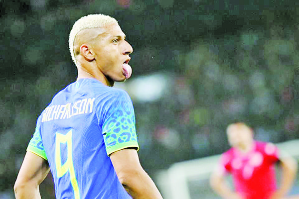 Lanzan un plátano a Richarlison durante el Brasil vs. Túnez